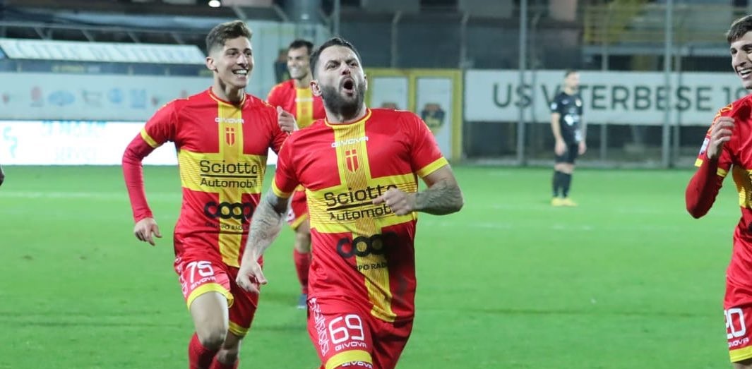 CalcioTime_it's tweet photo. Le parole di Oliver #Kragl sul suo futuro e sui problemi dell' #ACRMessina.

https://t.co/dQCSiFM68U https://t.co/ePMT7AYT3X