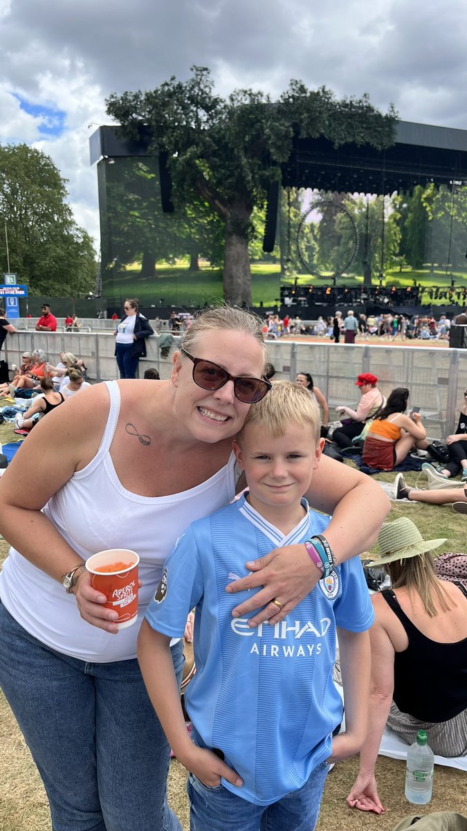 Ehewitt02's tweet photo. My sister and my Mini-Thatter 💗🎉🎶 Thank you for an incredible night @GaryBarlow @takethat https://t.co/JMbzxgKwiR