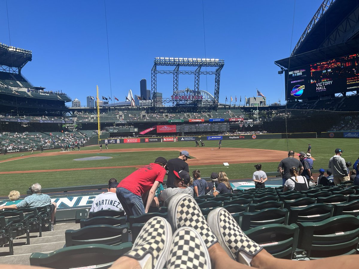 JessNielsen's tweet photo. Go, M’s! #SeaUsRise https://t.co/A1aQL7CImW