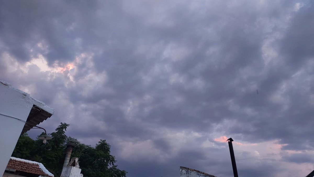 Truenos, #relámpagos, calor y estas nubes ahora #fernancaballero ⁦<a href="/meteocr/">meteocr</a>⁩