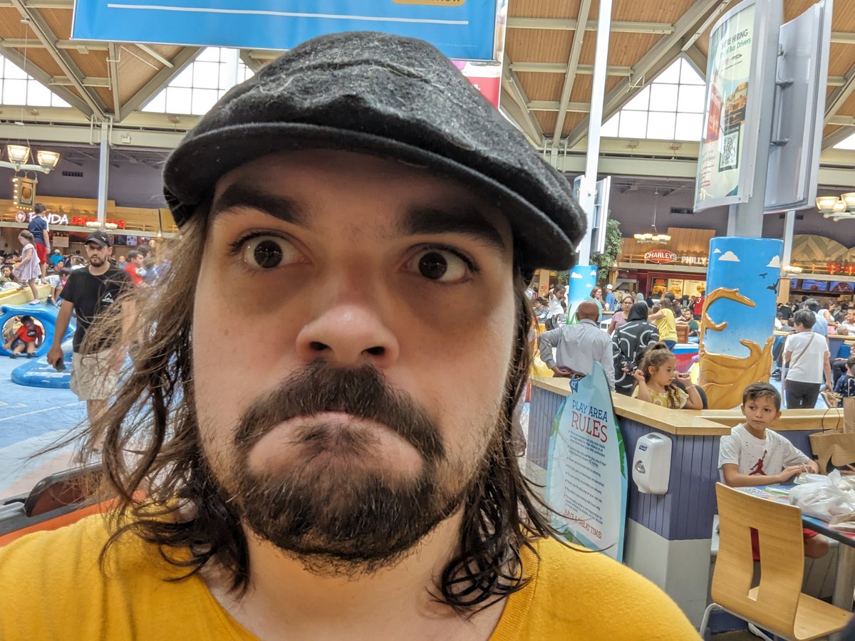 CreepyReading's tweet photo. The mall is dead. They said I don't need to bring my #raycons. I just want food but I'm struggling with the noise. It's like New York all over again ! https://t.co/VdwPXHeeE7