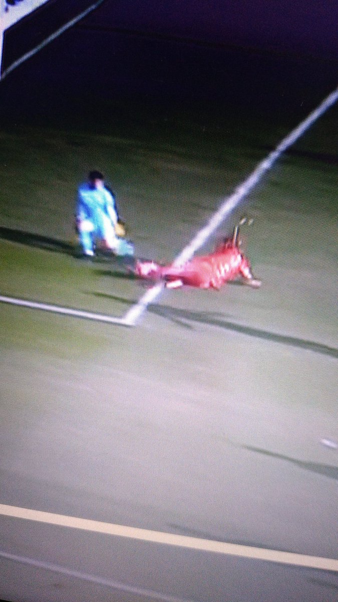 BriascoDe's tweet photo. Cómo achicar un mano a mano// Como achicar un mano a mano si querés que te metan gol https://t.co/9PuFIE05JC