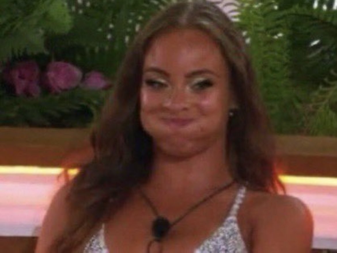 Carlyellisx's tweet photo. Not all the boys zooming in with their phones to see what’s happening 🤣🤣🤣 #LoveIsland https://t.co/zpERRHmHMD