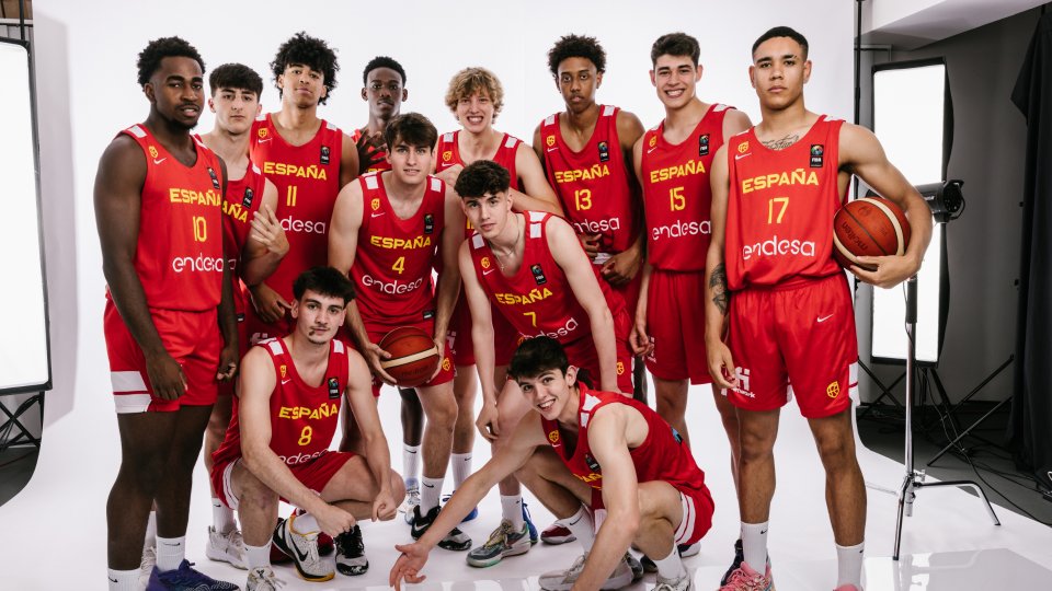 aalonsomart's tweet photo. Felicidades a toda la #selesp al ganador de @danimiret y el staff al completo. Gran imagen para el baloncesto español.
#u19worldcup #u19 https://t.co/sBmAWnhtO8