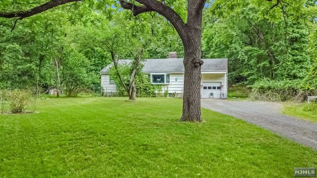 Ready for a change? This 3 BD/ 1 BA in Franklin Lakes won't be on the market long.  cpix.me/l/172807457