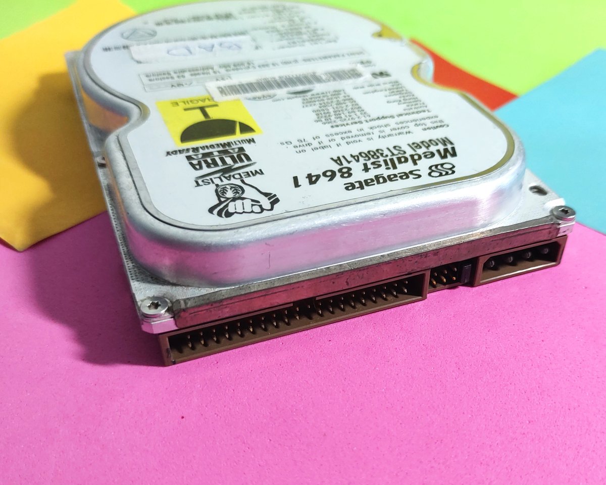 UyRetrocompUy's tweet photo. Disco Seagate ST38641 de 8 GB, 1998
Cerrando un jumper limita la capacidad a 2,1 GB para solucionar problemas de compatibilidad.
#HDD #Harddrive #discoduro #retrocomputing #retrocomputacion #retropc  #vintageharddrive #vintagepchardware #pchardware #uyretrocomputación #90stech https://t.co/uH83q9Zeh7