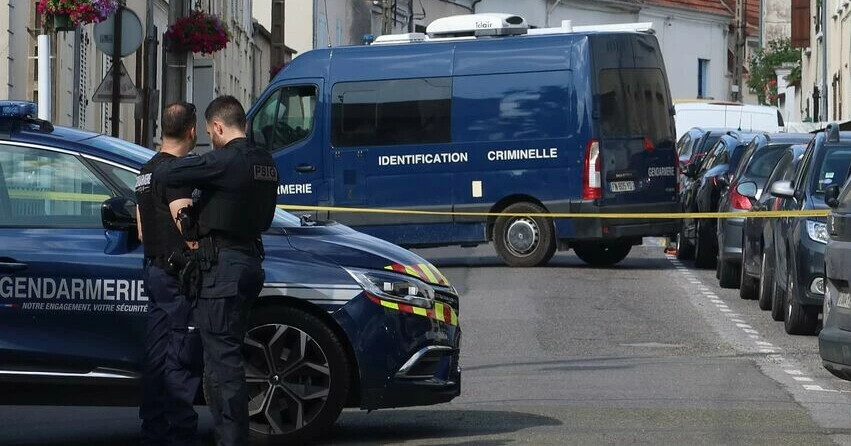 le_Parisien's tweet photo. 🔴 Un enfant de 6 ans a été retrouvé mort égorgé chez lui ce dimanche à Tournan-en-Brie (77), son père est suspecté

L’homme aurait également blessé à la gorge sa fille de 10 ans et sa compagne avant de tenter de se suicider
➡️ https://t.co/flLSTp0V5v https://t.co/a0TSnupyLI
