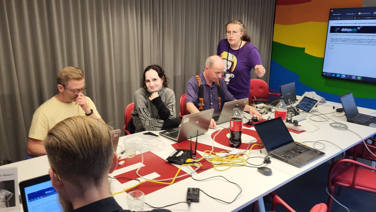 nuugunix's tweet photo. Vi  fortsetter NUUG-suksessen med dugnad for å installere Skolelinux på  bærbare til skoler i Ukraina. Du er invitert lørdag 8.7.2023. 17 bærbare  skal på lufta. Vi starter klokka 14 til 20 på @Teknologihuset  i  Universitetsgata 2 i Oslo. Velkommen!
https://t.co/yh44LuxUXP https://t.co/ls0tJNSm2C