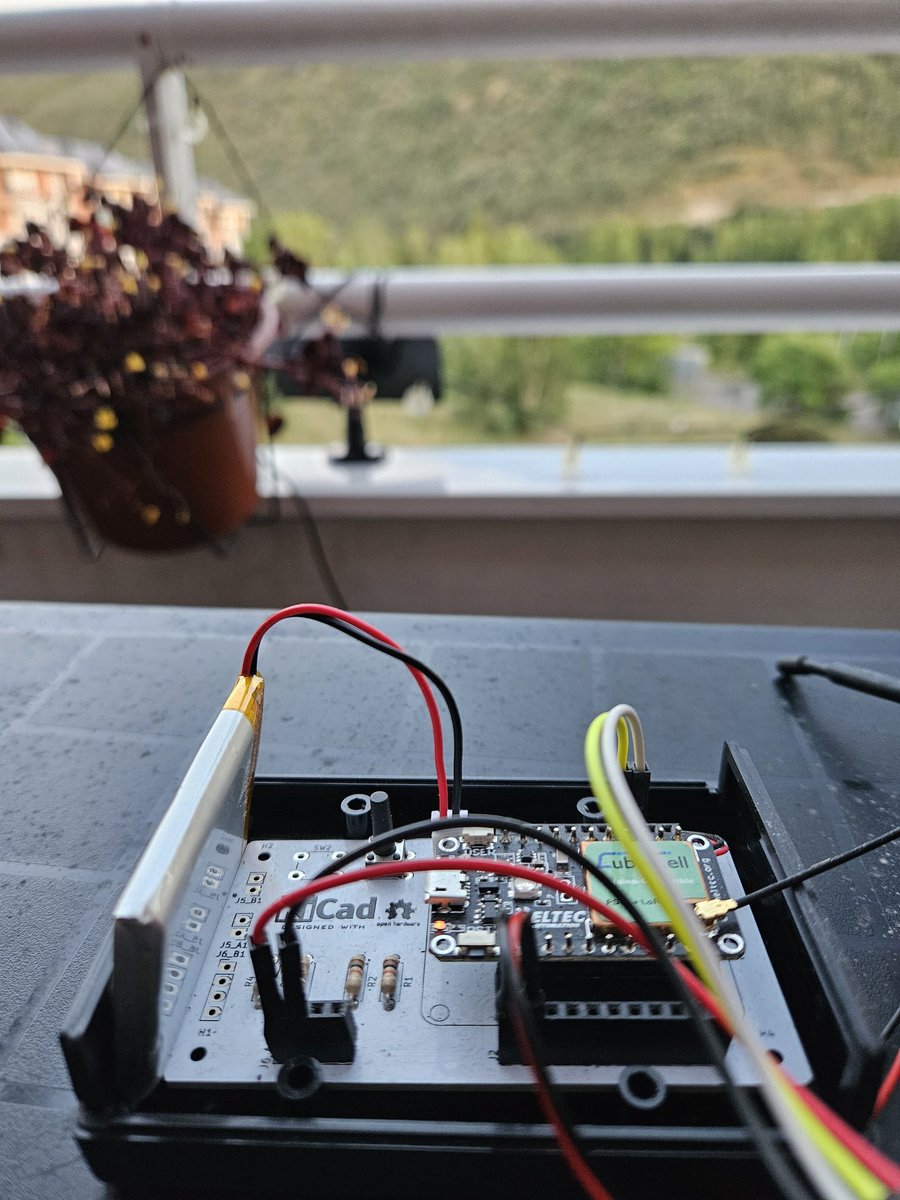 moifdz's tweet photo. Un día de Julio al 🌞 cargando 🔋 de la #cubecell de @HeltecOrg y recibiendo datos con @AtlasLocator #IoT #arduino https://t.co/dIV8gNVveU