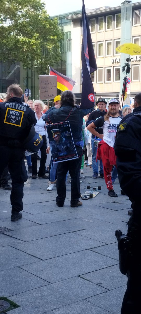Anonymatiker's tweet photo. #reichsbürger - #saschavossen hat wohl auch seine Berufswahl vermasselt. Was denkt ihr, anhand dieses Fotos, wäre die richtige Wahl für ihn gewesen?
#k0107 #NrwErwacht #masterspitter #wurm https://t.co/Jdon9XIMyk