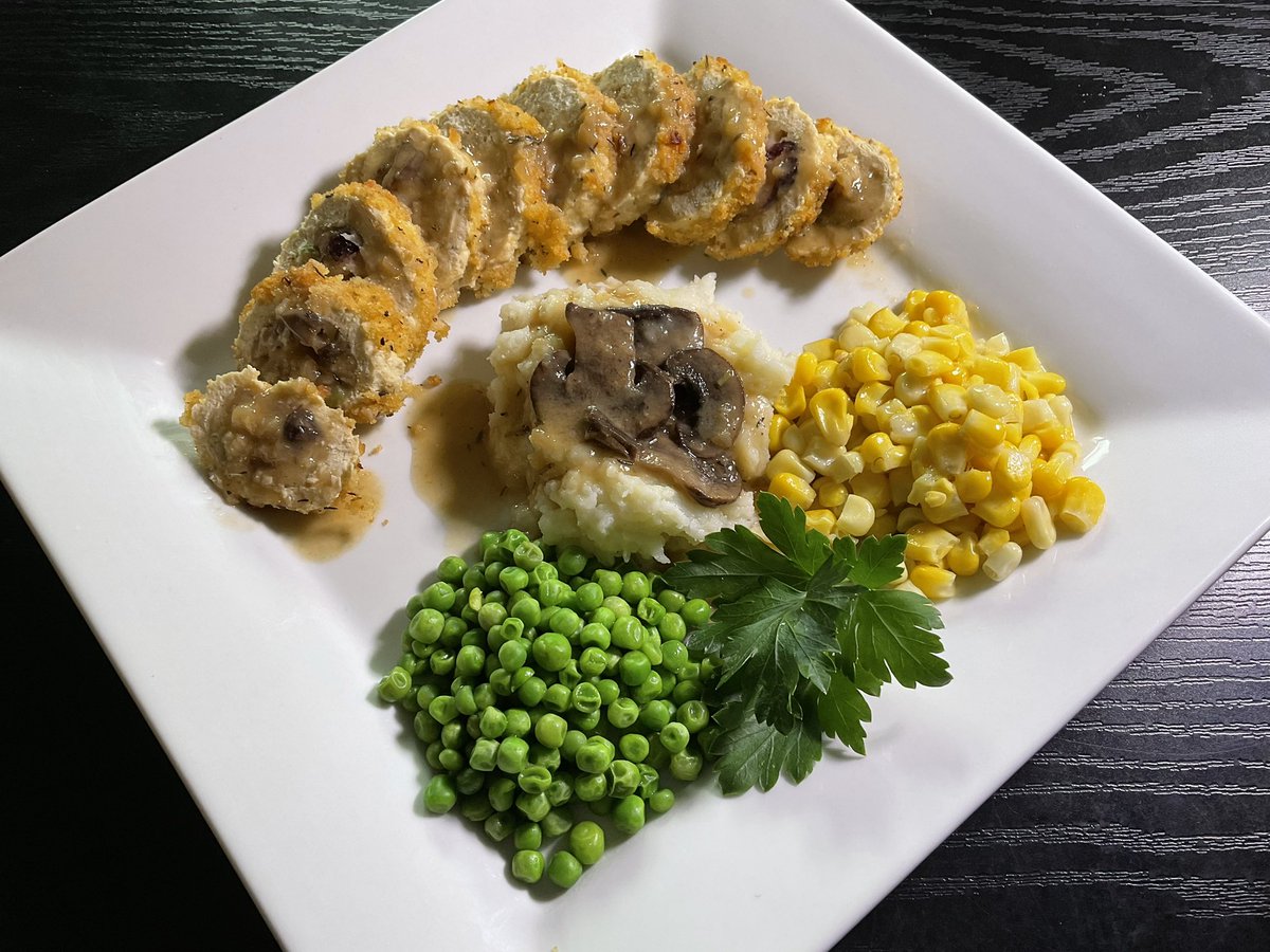 schmoozequeen's tweet photo. #Vegan Stuffed Turk'y with Mushroom Gravy 

Long weekends are for this! Spoil yourself! #Effortless 
Delicious #stuffing seasoned with tart #cranberries and #sage. Golden baked turk’y with rich homestyle #MushroomGravy #Gardein @Gardein 🚫🦃
#Turkeyless #Plantbased #CrueltyFree https://t.co/gvmw5YT1Z9
