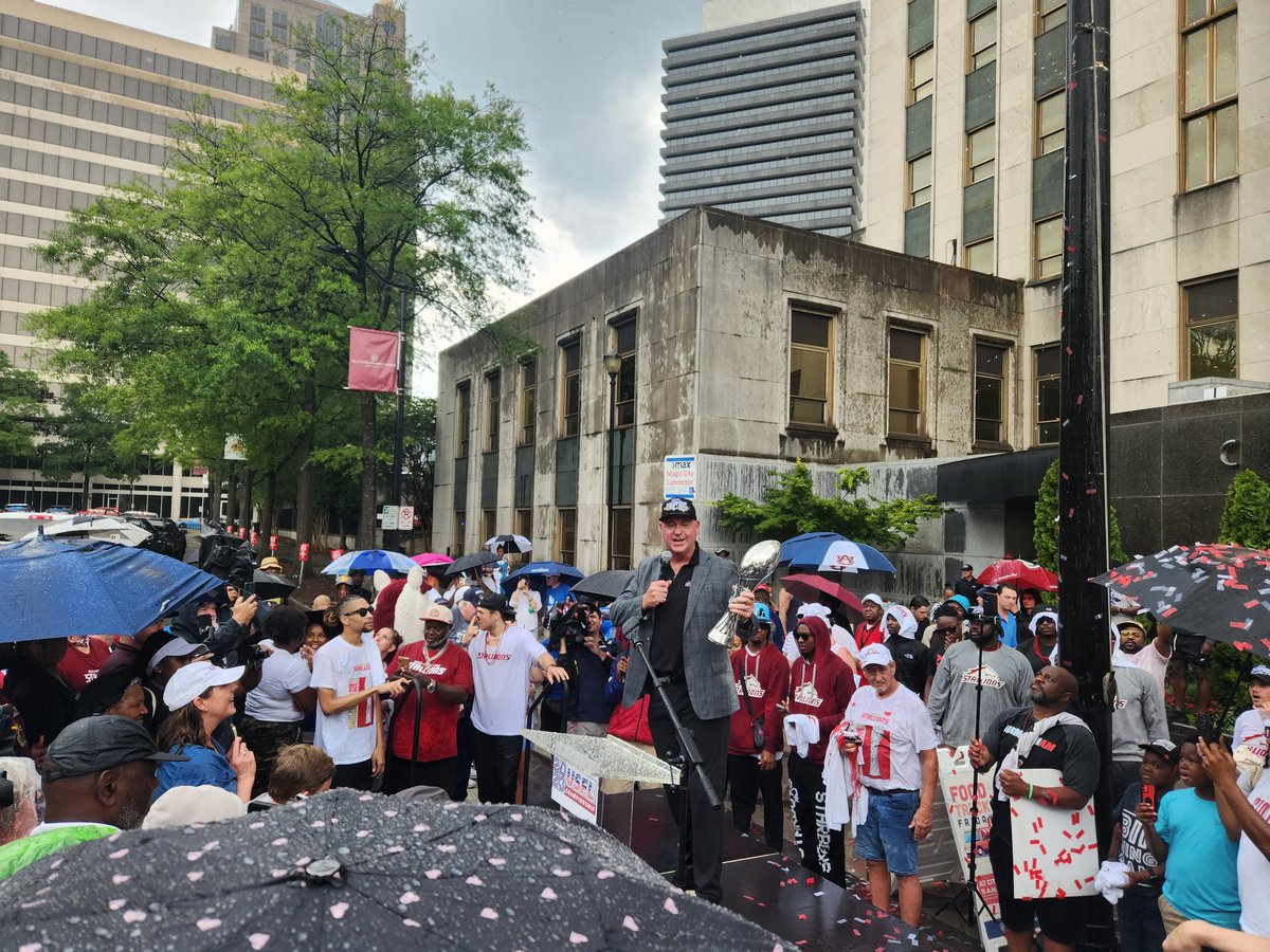 btcor's tweet photo. Championship parade in the rain! @USFLStallions #GiddyUp #BackToBack https://t.co/MHnn4Mfjiw