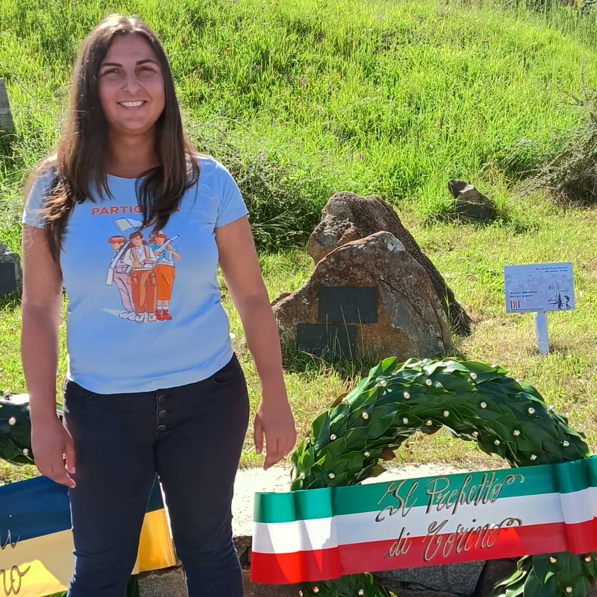 Fra0283's tweet photo. Il #2luglio al #ColledelLys si commemorano i partigiani uccisi nell'eccidio nazifascista del 1944 e i caduti delle Valli di Lanzo, Susa, Sangone e Chisone.
Seguendo Calamandrei, siamo andati "nelle montagne dove caddero i partigiani, perché lì è nata la nostra #Costituzione". https://t.co/gdvNzDinSz