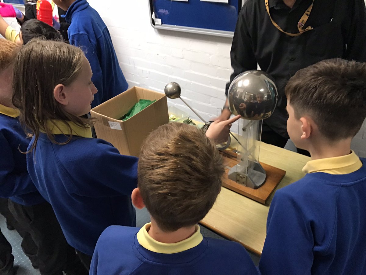 ManorPrimarySch's tweet photo. Year 6 had so much fun learning about static electricity and bubbles at Wolverhampton College. Thank you to all the staff at Wolverhampton College for making us feel so welcome. βοΈβοΈβοΈ #memorablememories #bringinglearningtolife #wolverhamptoncollege https://t.co/FYwx10cMdQ