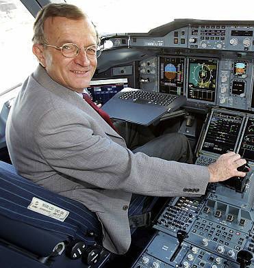 A_H_Alexander's tweet photo. Je m’interroge sur ces jeunes : ont-ils des rêves ? Ça les aiderait tellement … ! J’avais 11 ans, je visitais le salon aéronautique du Bourget. Airbus n’avait pas totalement achevé la conception de son nouveau projet, A380, qui était encore A3XX. Je regardais, avec ébahissement, les vidéos de promotion de cet avion sur le stand du constructeur français, quand le chef pilote s’approcha de moi et m’offrît un poster de l’appareil. Près de 20 ans plus tard, j’étais au commande de l’Airbus A380, le plus grand avion commercial du monde. La première fois que je me suis installé au poste de pilotage pour le piloter moi-même, des larmes de joie et de tristesse ont coulé. De joie, car je venais d’accomplir ce rêve, après tant de difficultés, d’échecs, de travail et de persistance. De tristesse, car je repensais à Jacques sans qui je n’aurais pas été là; qu’il repose en paix. Je crois que rêver est en partie ce qui a manqué aux jeunes désœuvrés qui brûlent tout.