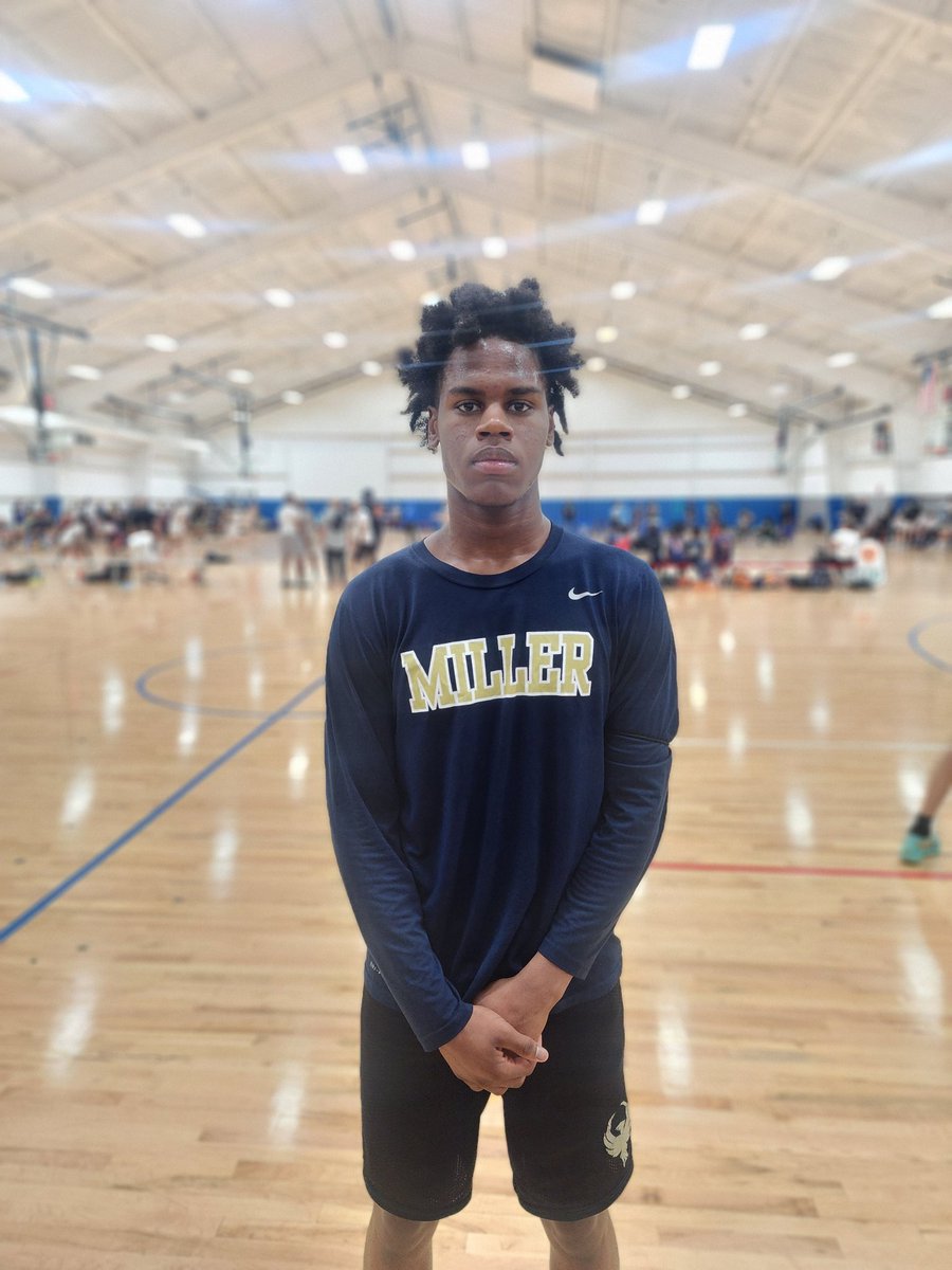 2024 Antione Franklin Jr. of Career Academy is a baller! This young plays with a lot of passion, energy, and effort. Antione can score, defend, and he can facilitate. #RumbleInTheLou #Threathoops