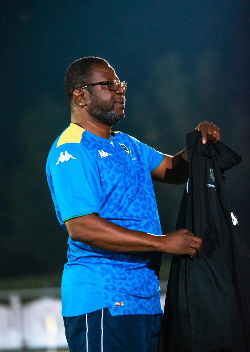 Anicet Yala, le faiseur de miracles et cauchemar des Congolais.
✅ Le 4 juin 2022, avec 17 joueurs, il est le « commandant » (en l’absence de Neveu qui n’avait pas pu embarquer) de l’improbable « Raid sur Kinshasa ».
Résultat, victoire 1-0 (but de Babicka). 1/3. #Gabon