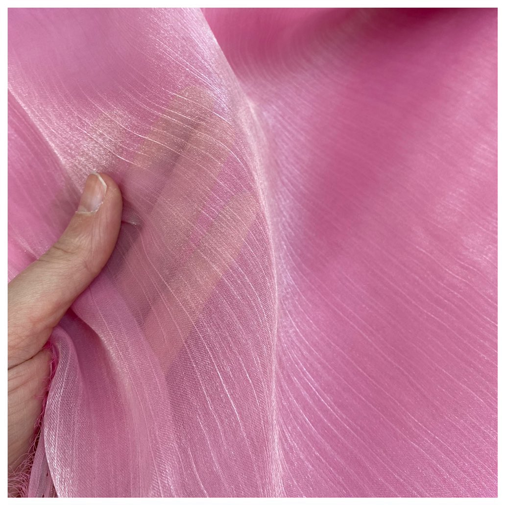 Cloe_Hime's tweet photo. Weiß jemand unter welchen Begriff ich solch einen Stoff finden kann? Ich hätte gerne diese Struktur/Streifen und transparent. Ich suche und suche, aber finde einfach nichts in der Art #Nähbubble #Cosplaybubble #Stoffe https://t.co/Bo3UE36NqB
