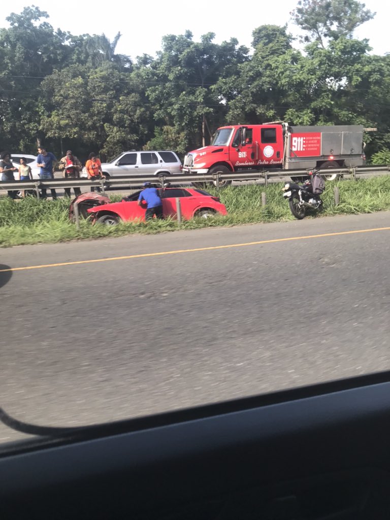CONAJOVENRD's tweet photo. Accidente en el KM-29 autopista duarte, dirección santo domingo, deben manejar con cuidado y prudencia, es un peligro enorme dormirse al volante y andar con exceso de velocidad, #cuidate #cuidadelostuyos https://t.co/w1g1057Log