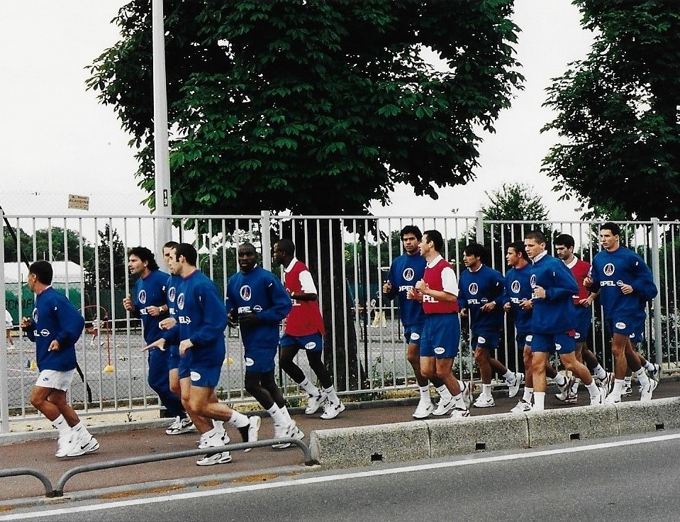 NavetBenjamin's tweet photo. Footing de rentrée au Camp des Loges en juillet 1996 !

📸: collection personnelle @NavetBenjamin 

#PSG #CampdesLoges #SaintGermainenLaye https://t.co/HPBJqUpipm