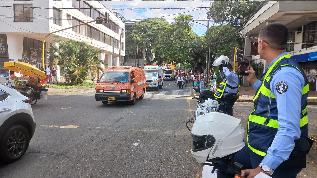 #AEstaHora⏰| acompañamos el desfile del #Pride en Cali.🏳️‍🌈

Su recorrido inicia en la Av. 4N entre Cl. 10 y 13 y finaliza en el Parque de la Música. 

Recomendamos tomar vías alternas.

#CaliTeQuiere💙❤️💚
<a href="/AlcaldiaDeCali/">Alcaldía de Cali</a> <a href="/JorgeIvanOspina/">Jorge Ivan Ospina</a> <a href="/WMVallejo/">William M. Vallejo</a>