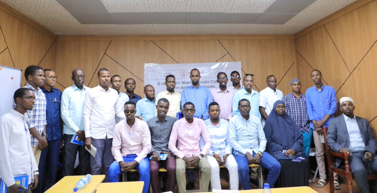 soomaliteachers's tweet photo. @soomaliteachers iyo @EFASOMSomalia ayaa maanta si wada jir ah u bilaabay kulan 2 maalmood ah oo lagu wacyigelinaayo bulshada kaas oo diiradda lagu saarayo wacyigelinta macallimiinta ee xaquuqda waxbarasho ee carruurta aan dugsiyada dhigan. https://t.co/9jH2lHaeiE