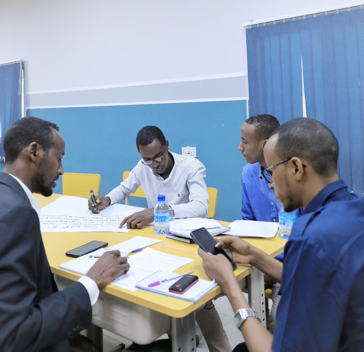 soomaliteachers's tweet photo. @soomaliteachers iyo @EFASOMSomalia ayaa maanta si wada jir ah u bilaabay kulan 2 maalmood ah oo lagu wacyigelinaayo bulshada kaas oo diiradda lagu saarayo wacyigelinta macallimiinta ee xaquuqda waxbarasho ee carruurta aan dugsiyada dhigan. https://t.co/9jH2lHaeiE