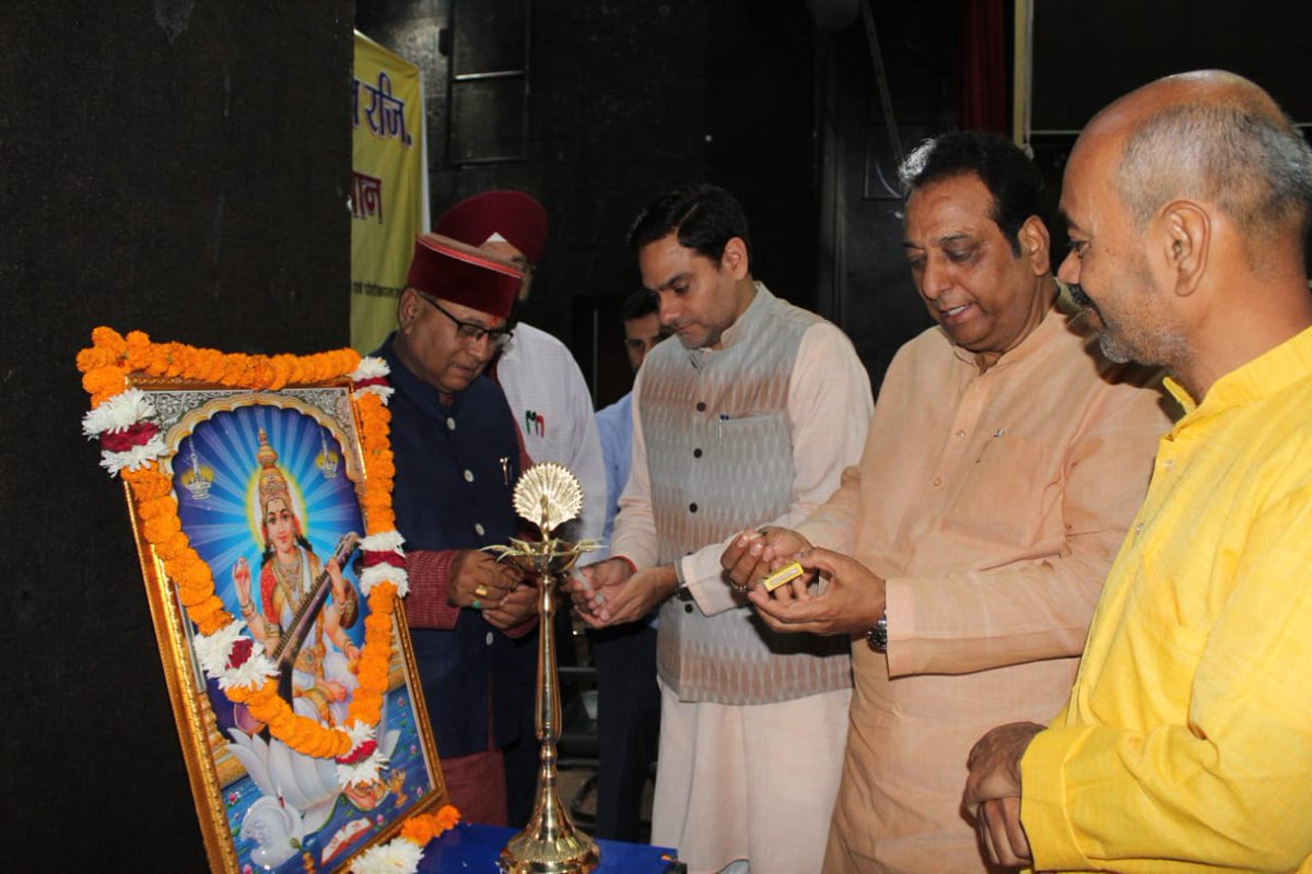 BahugunaUK's tweet photo. आज नगर निगम, देहरादून के टाउनहॉल में उत्कर्ष जन कल्याण सेवा समिति द्वारा आयोजित "नशा मुक्त जागरूकता अभियान" के कार्यक्रम में प्रतिभाग किया। इस अवसर पर माननीय धर्मपुर विधायक श्री @vinodchamolibjp जी, माननीय राजपुर विधायक श्री @KhajanDassBJP  जी, राज्य आंदोलनकारी श्री रविन्द्र जुगरान जी एवं अन्य गणमान्य लोग उपस्थित रहे।