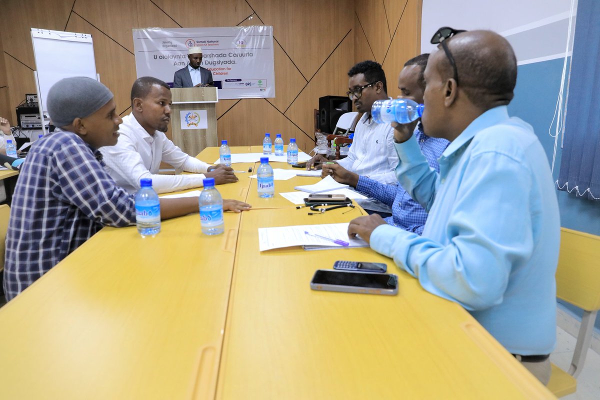 soomaliteachers's tweet photo. @soomaliteachers iyo @EFASOMSomalia ayaa maanta si wada jir ah u bilaabay kulan 2 maalmood ah oo lagu wacyigelinaayo bulshada kaas oo diiradda lagu saarayo wacyigelinta macallimiinta ee xaquuqda waxbarasho ee carruurta aan dugsiyada dhigan. https://t.co/9jH2lHaeiE
