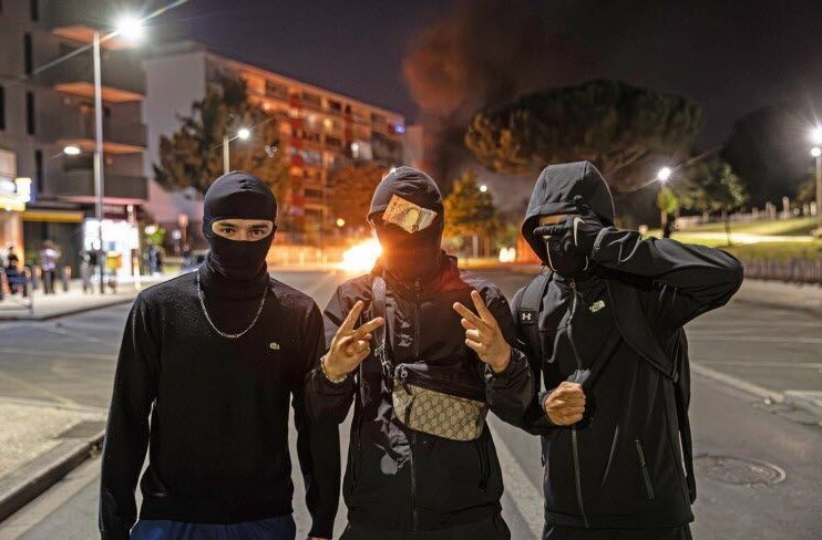 PhdeVilliers's tweet photo. La France n'est plus en France. Après l'#Algérie, c'est au tour de l'#Iran de donner sa consigne en demandant au gouvernement français de "mettre fin au traitement violent" de sa population et à faire "preuve de retenue". 
La France : terre étrangère, terre d'Islam ?
#emeutes #pillages