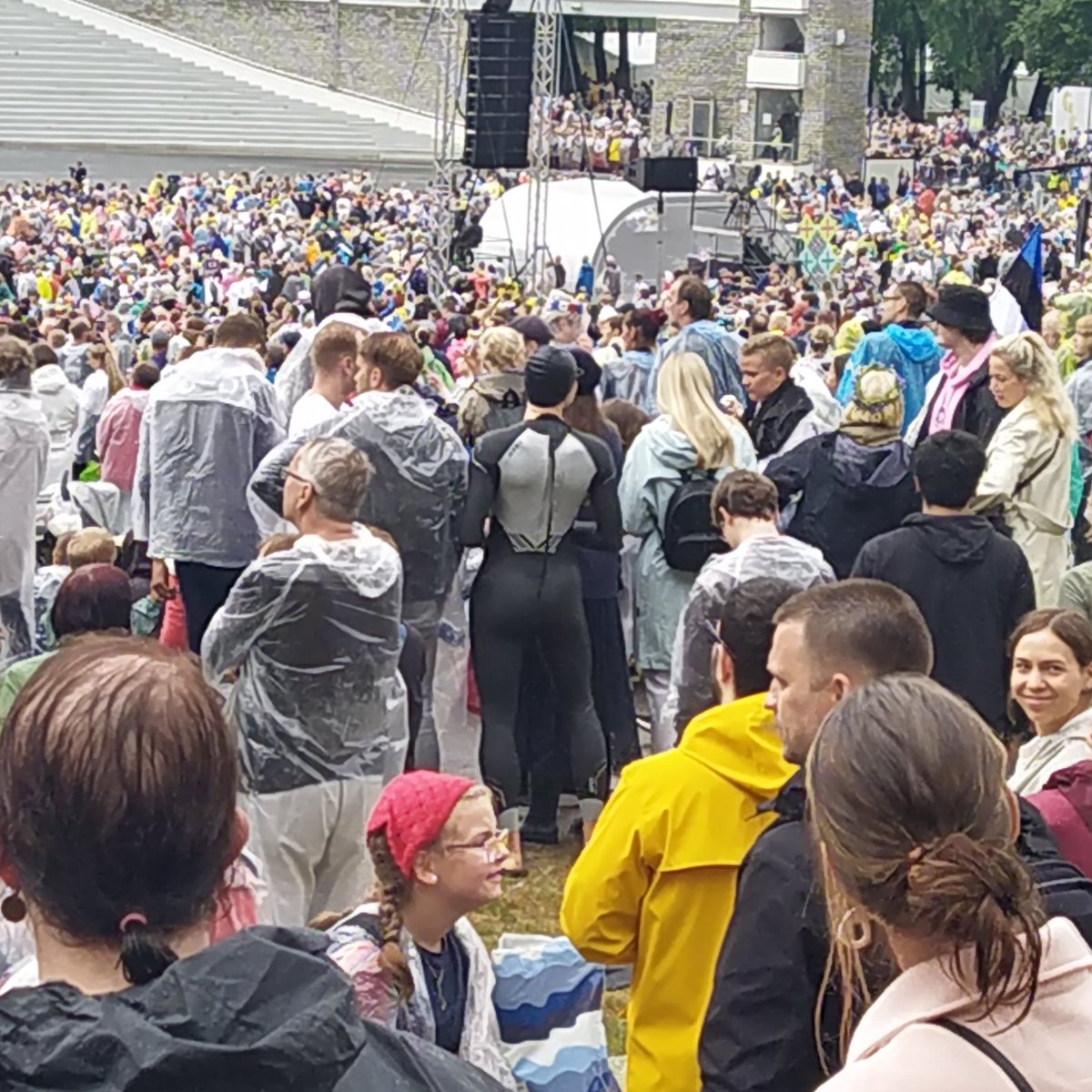 mmikkelsaar's tweet photo. Siis, kui sa oled ainuke õiges riietuses inimene laulupeol - kalipso ja ujumismüts FTW. #laulupidu #laulupidu2023 #pühaonmaa #eesti https://t.co/qA97cZyCAv