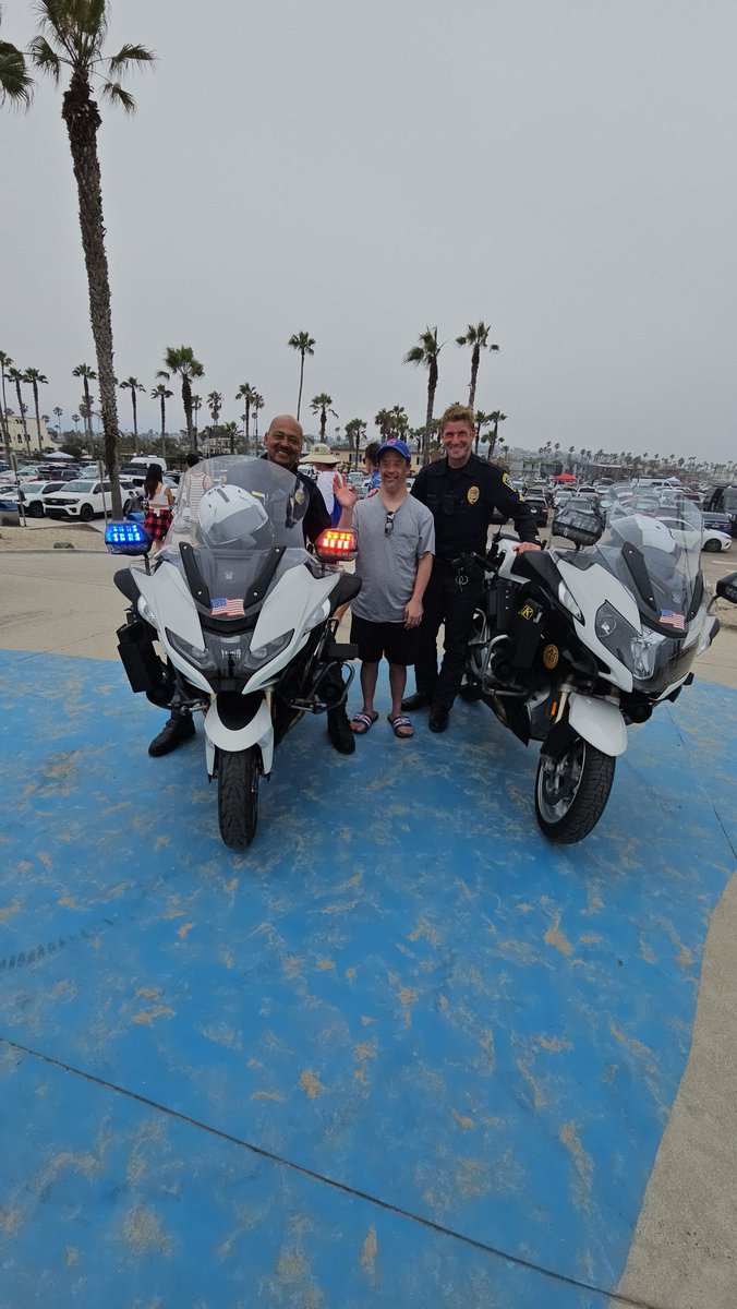 basethief24's tweet photo. @SanDiegoPD thank you so much for making my brother Manny the happiest guy in the world today! 2 officers turned there lights on and treated him like a king. Thank you officer Lamont and Travis. https://t.co/VJJmYYoYoX