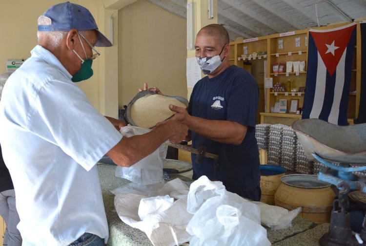Continua la entrega de la Canasta Familiar Normada en Villa Clara y en toda #Cuba. La #Laboriosidad caracteriza a los comerciantes.
#ComercioCuba 
#70Moncada
<a href="/MincinCuba/">Comercio Cuba</a>