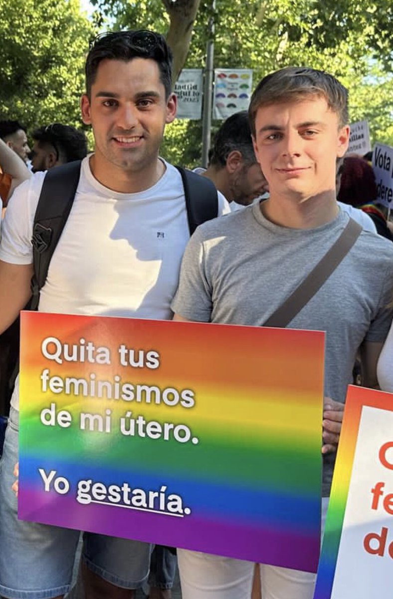 PadredeTrans's tweet image. Hay que ser muy poco observador para no darse cuenta de que la banderita 🌈 se ha convertido en el salvoconducto para todo tipo de iniciativas misóginas, sexistas y abyectas. 

Muy sinvergüenzas estos dos 🤢