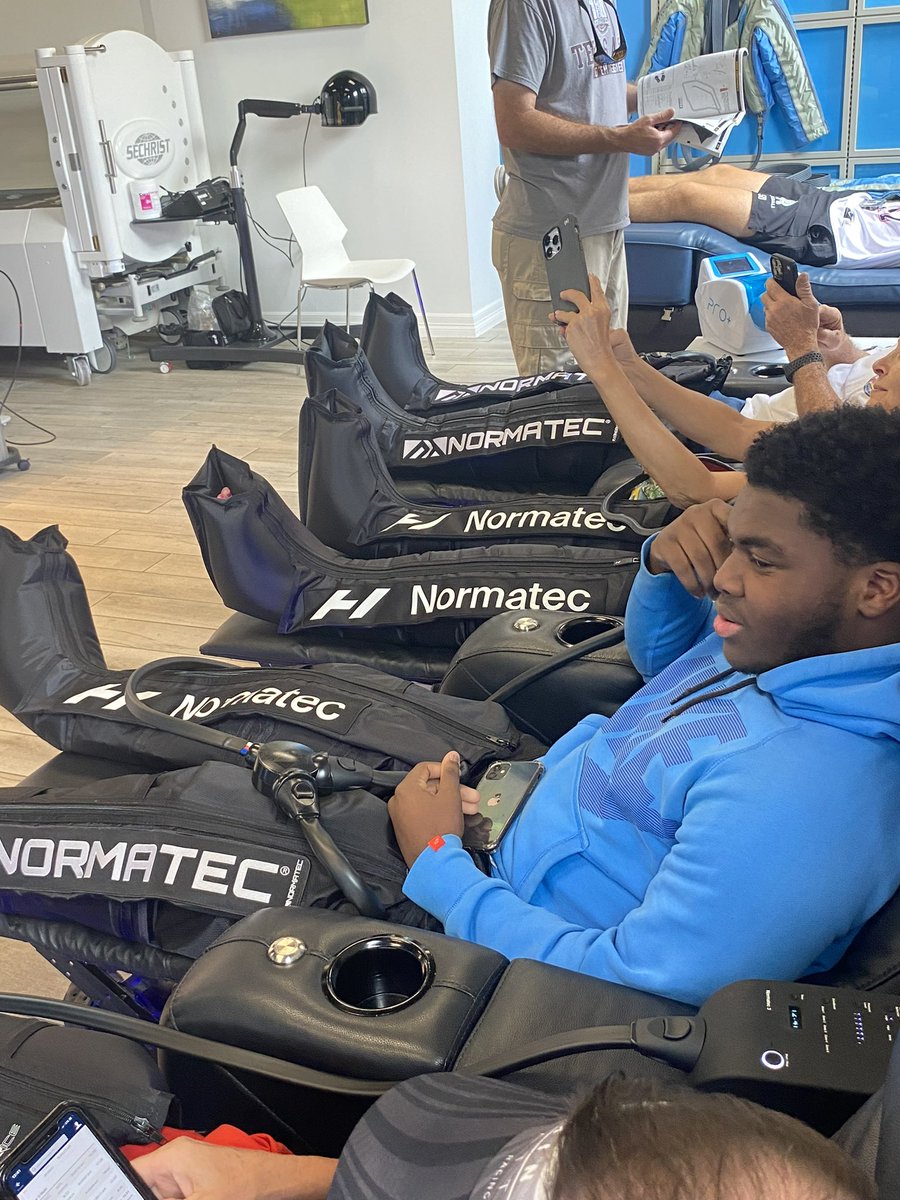 Dabo1056's tweet image. Once family always family @PackLife @KalebLightfoot_ @mrhtownswag44 It takes village. I want to say thank you to #behuemn who is teaching our @KleinForestFB athletes how to optimize their performance and Longevity in sports. #IMcominghome #4deep