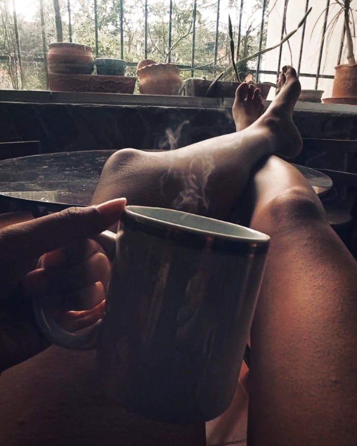 Ann1Bunny's tweet photo. Clima frío, una bebida calentita... Solo me falta el masajista 🥹 para mis piecitos 😘
#feetporn #legs #feets #feet #toes #foot #feetworship #footfetish #cutefeet #Instafoot #instafeet #feetlove https://t.co/NeUK78ackS