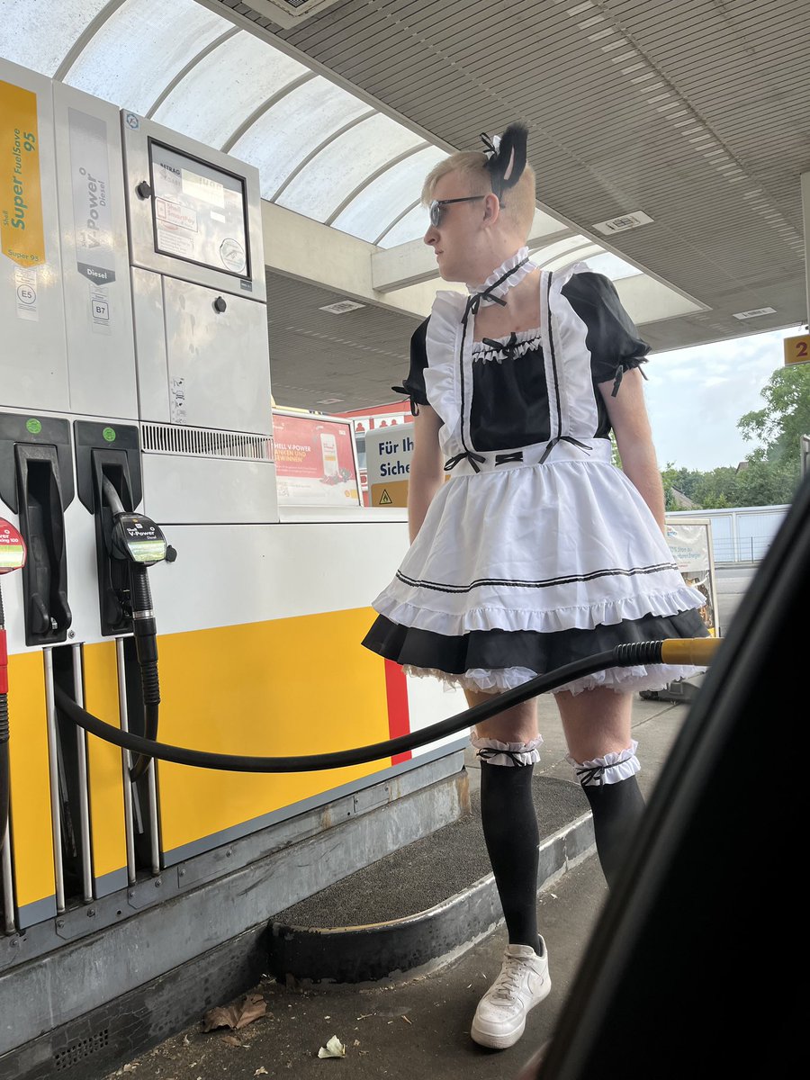 Bompom4's tweet photo. highlight der dokomi war vorher tanken und mich vom Truckfahrer fragen lassen ob schon Karneval ist oder was der scheiss soll https://t.co/jgaGgGtVpV