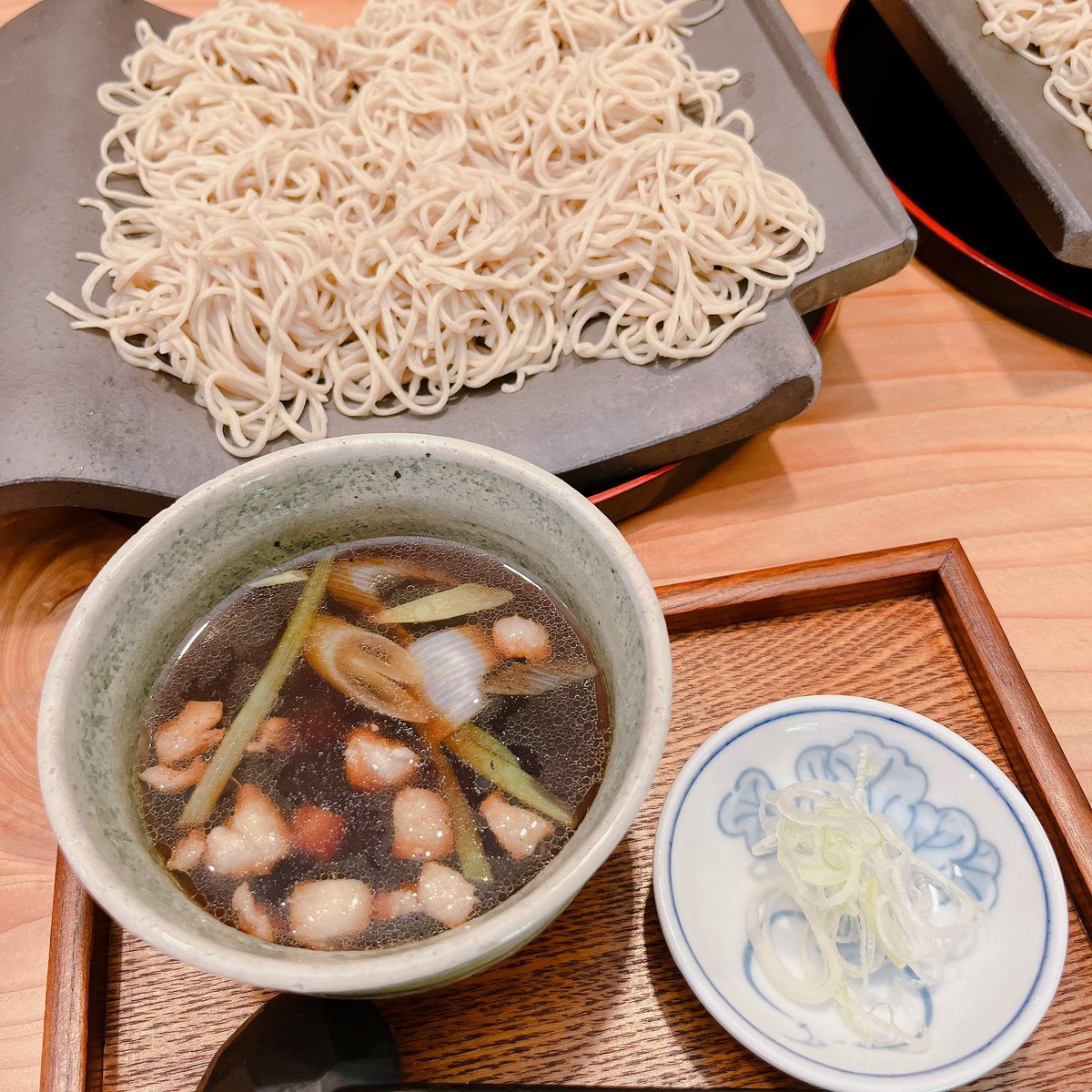nyoko5270's tweet photo. 暑くてお昼はお蕎麦
お蕎麦屋さんのメダカ🐟

#瓦そば
#メダカ https://t.co/xKtrPMMoqX