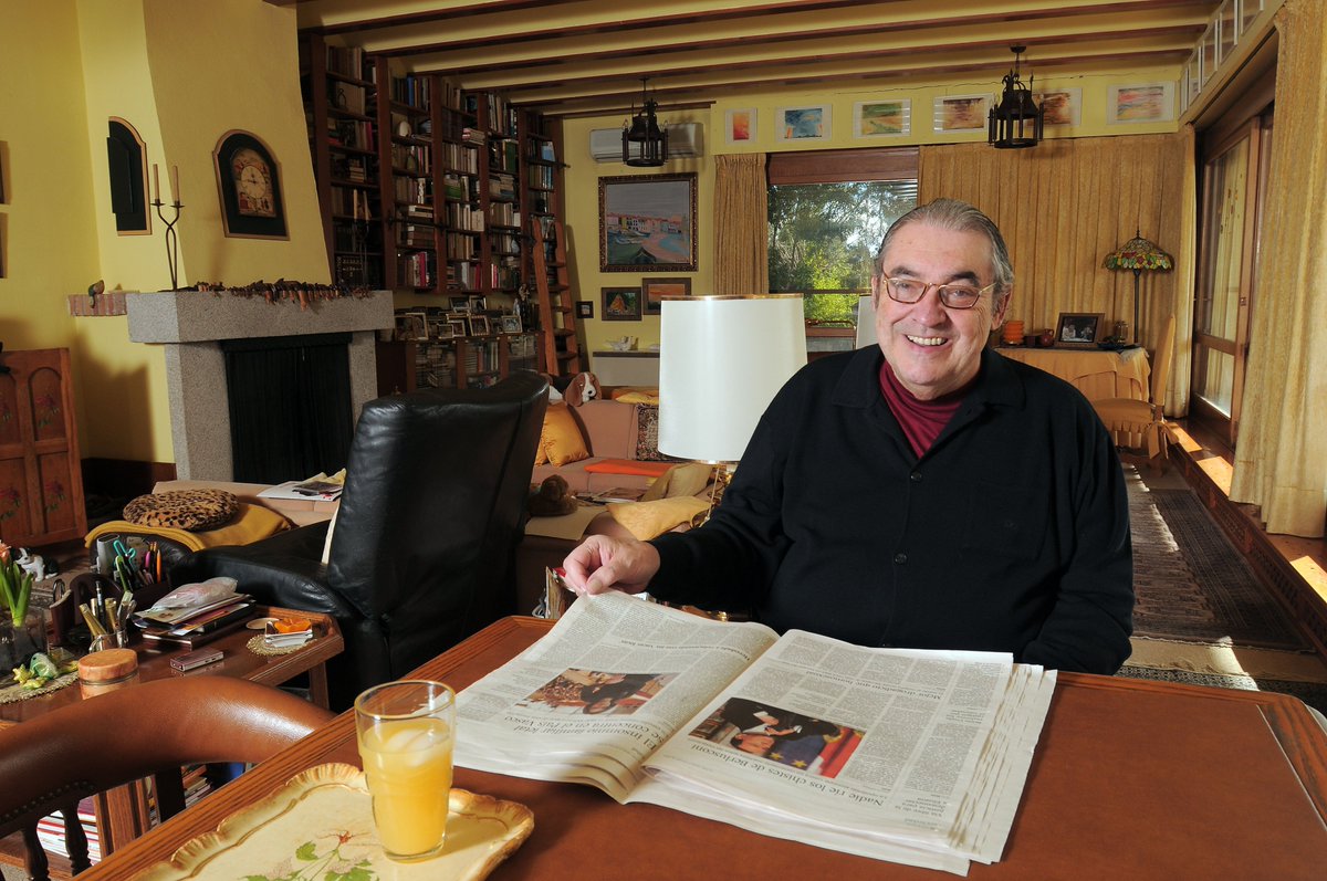 Aquí vemos a Alberto en el salón de su casa de #BoadilladelMonte leyendo la prensa. La fotografía es de #CarlosPicasso.