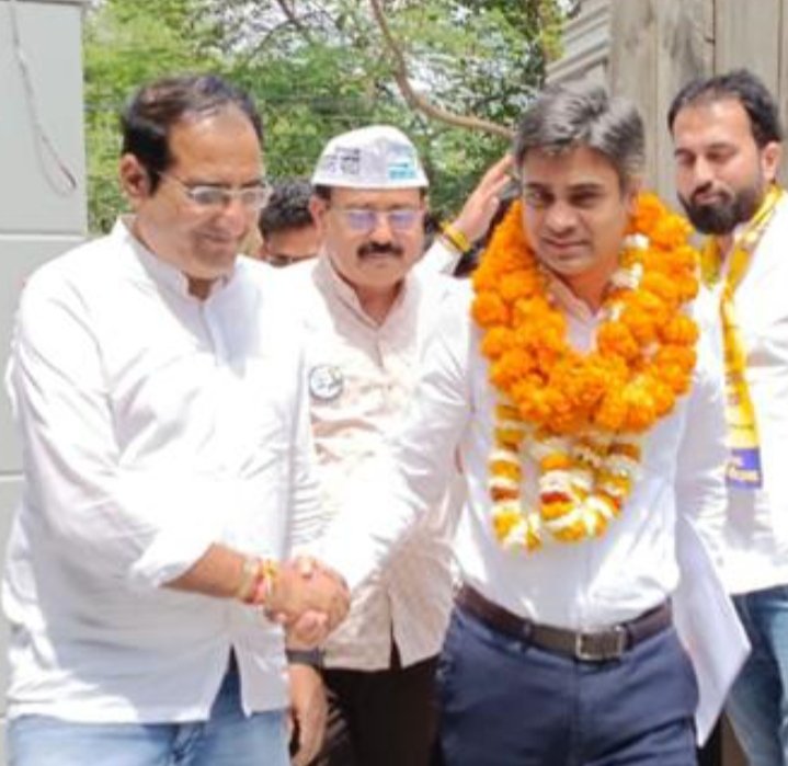Dr.Suneel Dhayal (@aapsdhayal) on Twitter photo मेरे राजनीतिक गुरु <a href="/ArvindKejriwal/">Arvind Kejriwal</a> जी और <a href="/SandeepPathak04/">Dr. Sandeep Pathak</a> जी का गुरु पूर्णिमा पर हार्दिक अभिनंदन मेरे राजनीतिक गुरु <a href="/ArvindKejriwal/">Arvind Kejriwal</a> जी और <a href="/SandeepPathak04/">Dr. Sandeep Pathak</a> जी का गुरु पूर्णिमा पर हार्दिक अभिनंदन