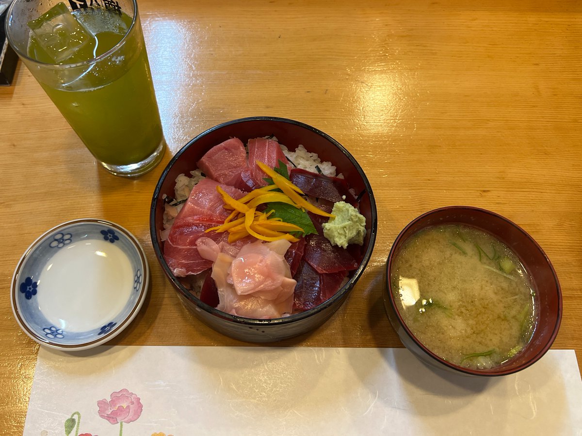 797binbo's tweet photo. #高円寺 #koenji #tokyo
#幸寿司 #kozushi
中トロ・赤身のまぐろ丼
鉄火のような色の赤身に艶やかな中トロ
厚めの切り身で旨味強く美味しい
#ランチ #昼飯 #Lunch #定食 #SetMeal
#マグロ #FattyTuna #LeanTuna
#TunaSashimiRiceBowl #LegitSushi https://t.co/6UA9sOpO7y