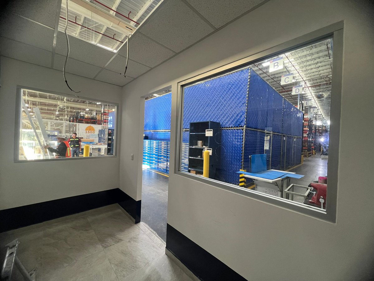 OEBAJIO's tweet photo. Construcción de cuarto de tablaroca con ventanas y puerta de cristal en Planta Industrial de #GTO #OEB https://t.co/8730EihU7K
