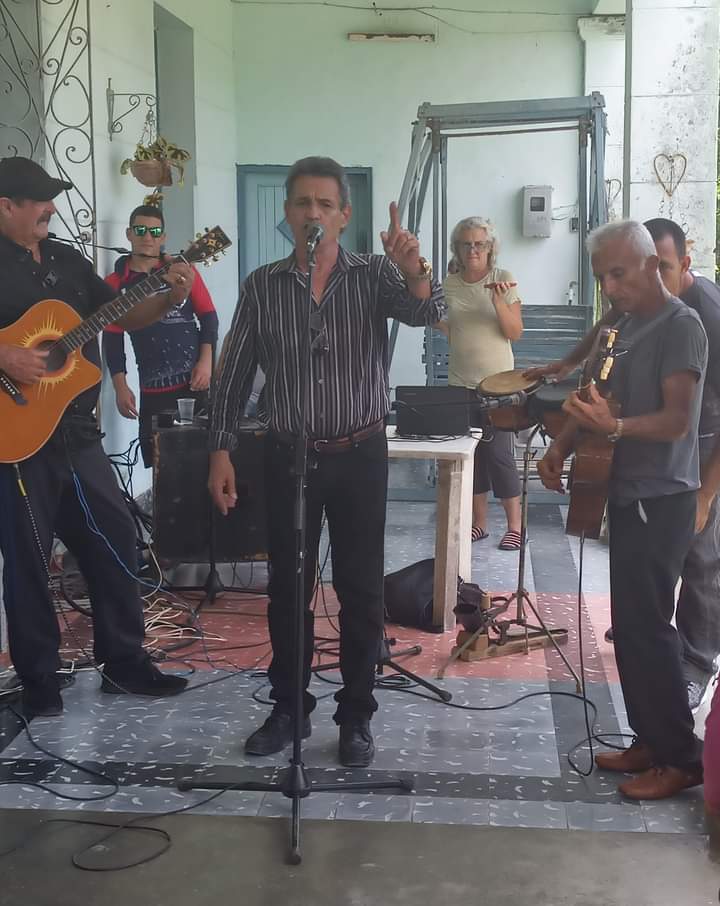 Los cantantes y repentistas del municipio Pedro Betancourt desbordan su alegría y profesionalidad en el homenaje al poeta Reinaldo Lima en el batey La Gabriela, su tierra natal. #VeranoconAmor.

#dmepedrobetancourtenvictoria
#PedroBetancourtEnVictoria
#MatancerosEnVictoria