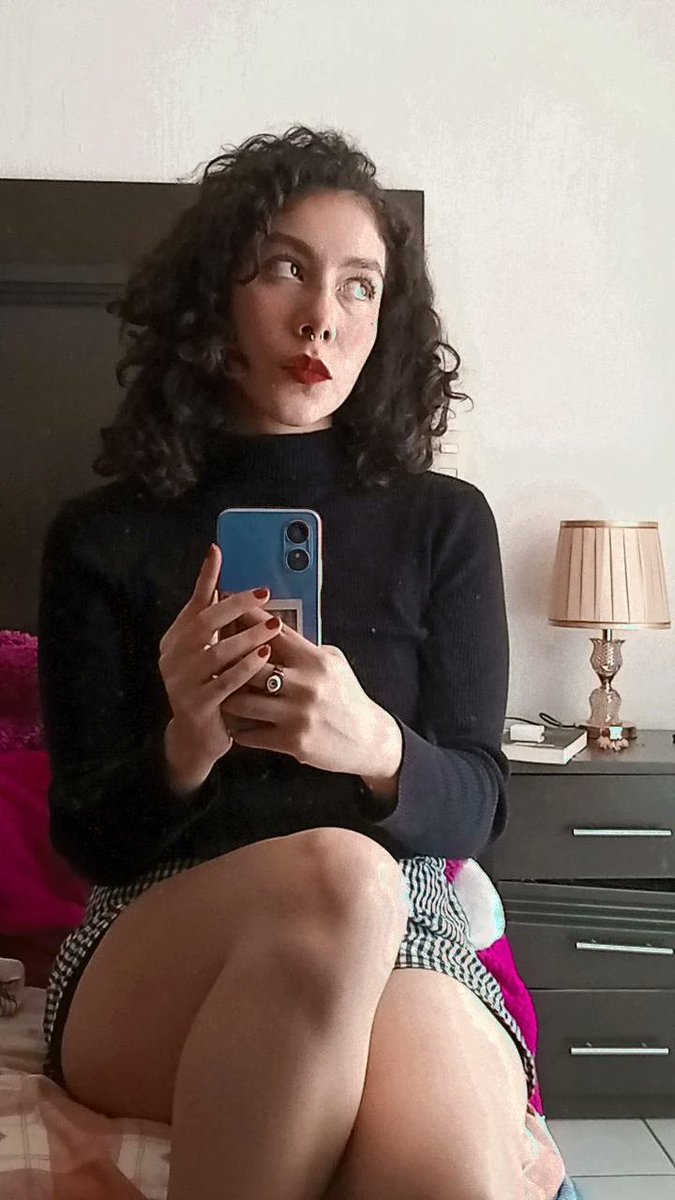 Marsseyx1's tweet photo. pensanding seriamente en llevar cabello corto https://t.co/jRYyl9GAH4