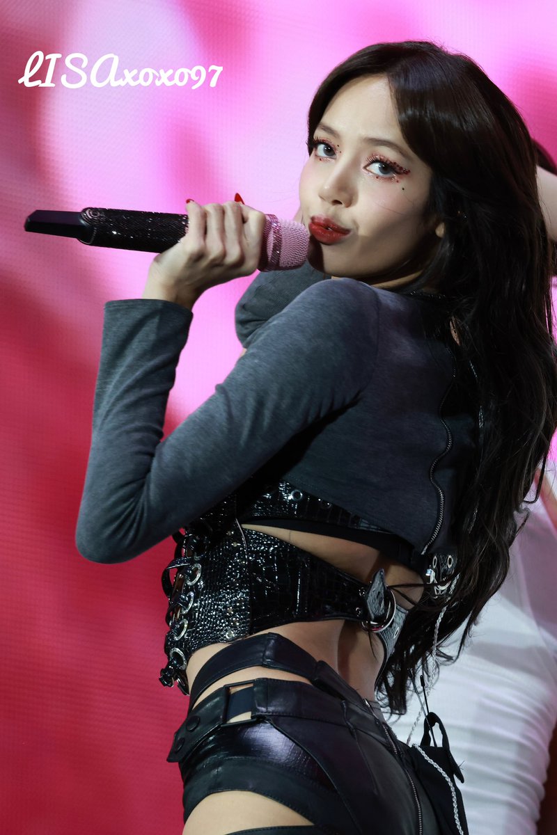 Hug Lisa tweet media