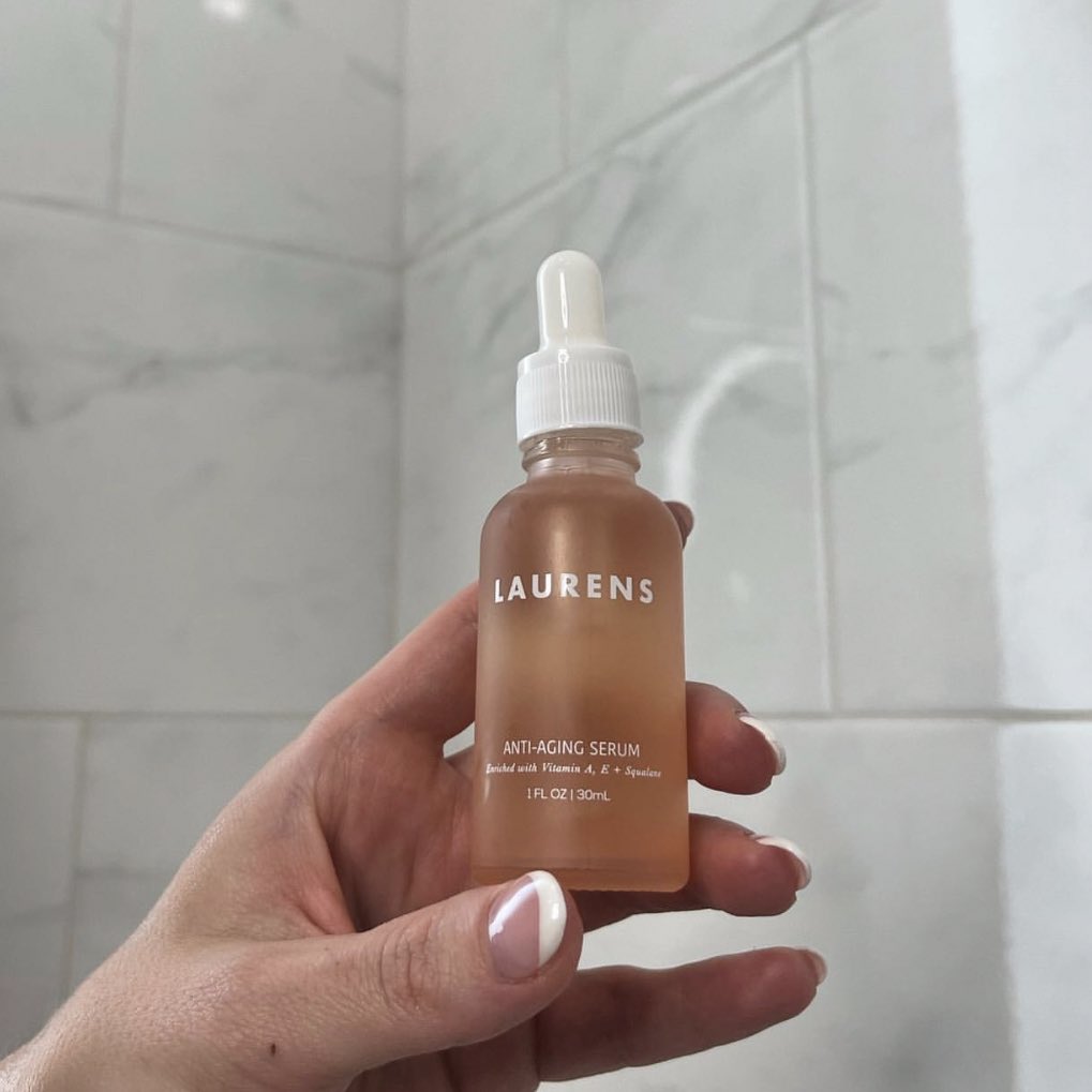 lauren_pesce's tweet photo. Sunday night skincare necessity: The @skincarebyLS Anti-Aging Serum 🤍 Perfect for hydrating your skin and reducing fine lines after a busy summer weekend ✨https://t.co/4F1UkNJLBP ✨ https://t.co/BBjxp6FchJ
