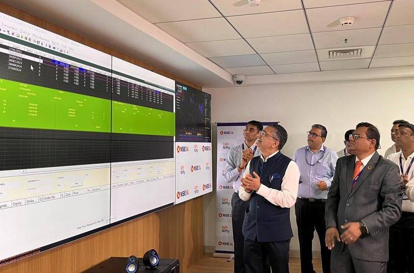 GIFT NIFTY (<a href="/NSEIXGiftNifty/">NSE IX Gift Nifty</a>) starts trading today, in the presence of Shri. @AshishChauhan - MD &amp; CEO, NSE and Shri. Balasubramaniam V (<a href="/balav1971/">Balasubramaniam V</a>) - MD &amp; CEO, NSE IX (<a href="/nse_ix/">NSE IX</a>).

#GiftNifty #NSEIX