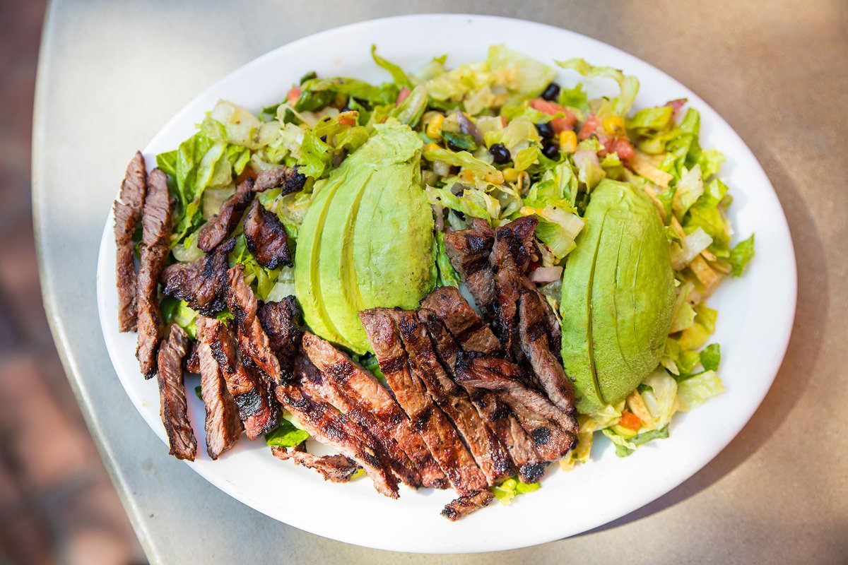 enfuegojon's tweet image. Stop what you&apos;re doing, it&apos;s Steak Fajita Salad time 😄👏 #EnFuego #eeeats