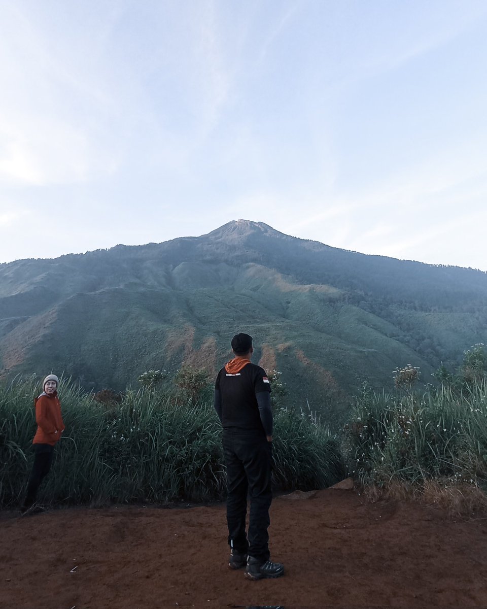 sddin_d's tweet photo. Orang bilang. Waktu adalah penyembuh. Waktu membuat lupa. Tapi menurutku waktu adalah pembangkit rindu dan kenangan. https://t.co/PPaLtXiiVR