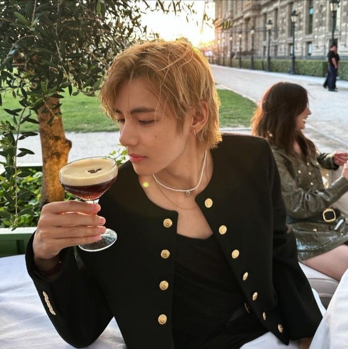 PopBase's tweet image. Taehyung stuns in new photo.